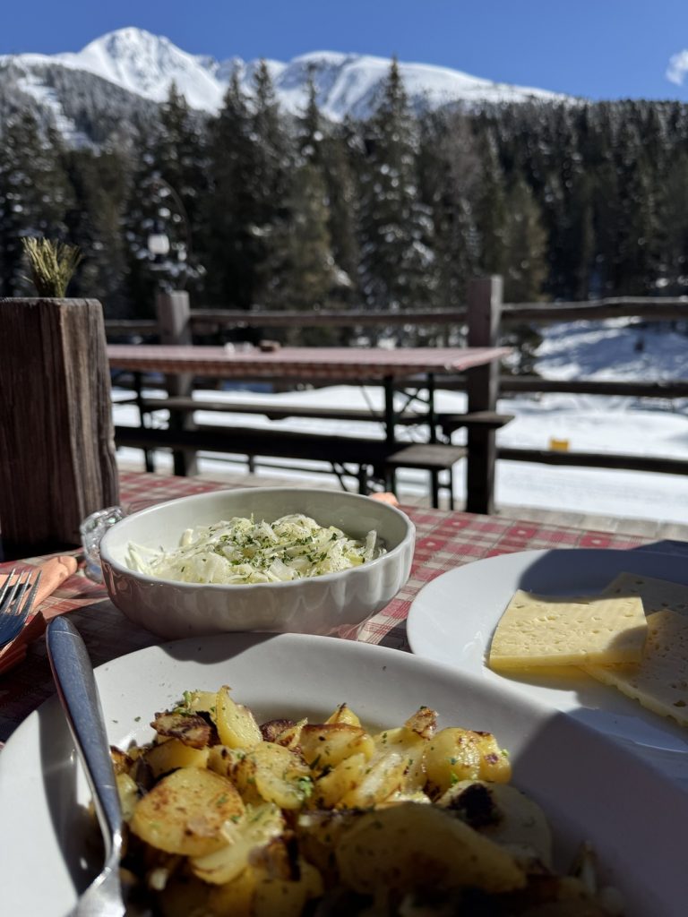 Malga Ristoro IsiHütte - patate saltate, formaggio e insalata di cavolo cappuccio.