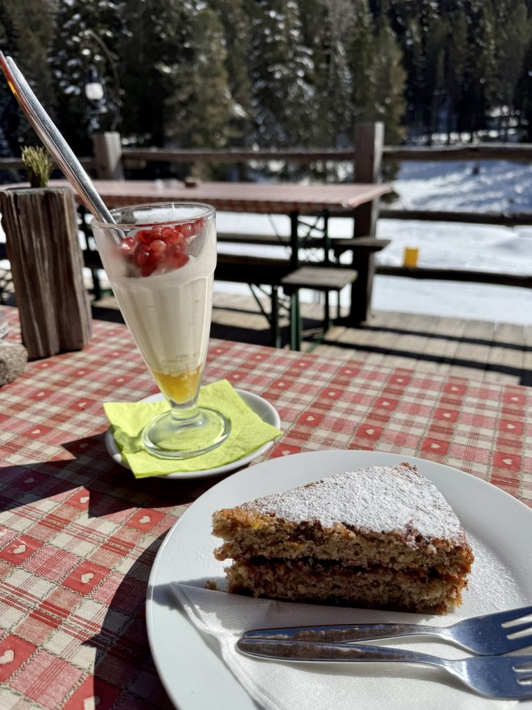 Malga Ristoro IsiHütte - torta di grano saraceno e crema di ricotta con mela allo zafferano e melagrana.