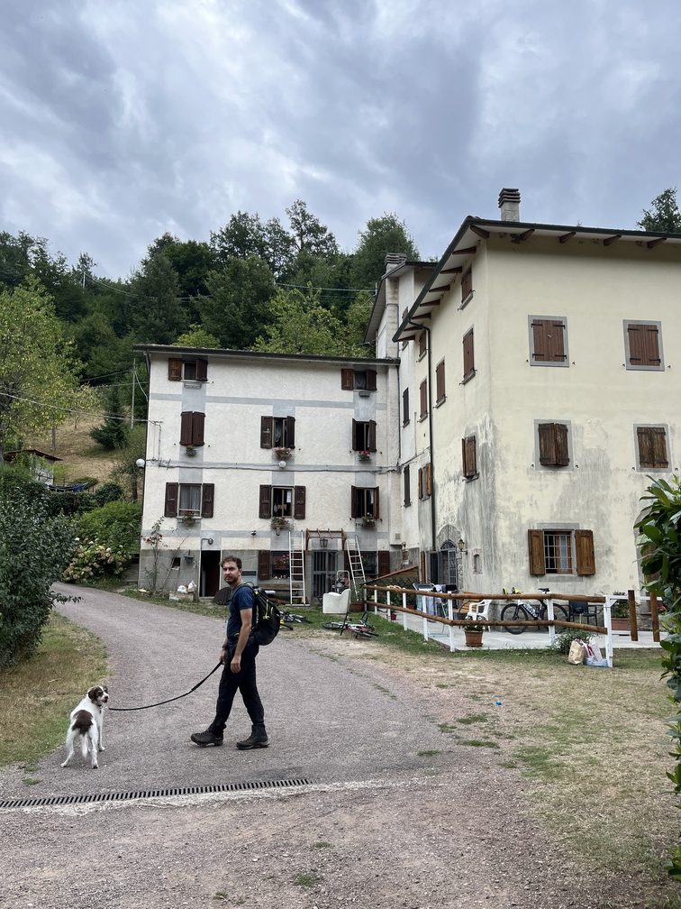 Castel dell'Alpi - Lorenzo e Frida ai mulini.