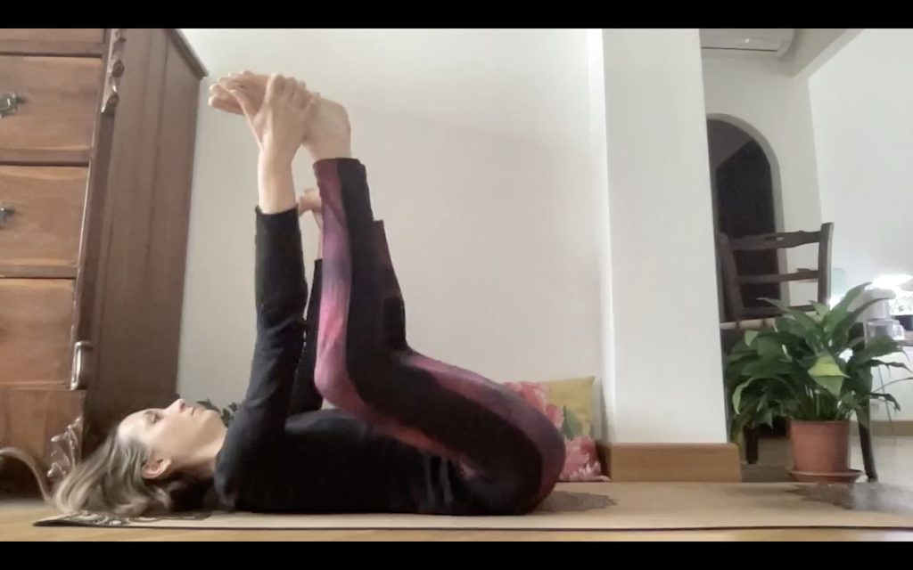 Yoga - Ananda Balasana, posizione del bambino felice.