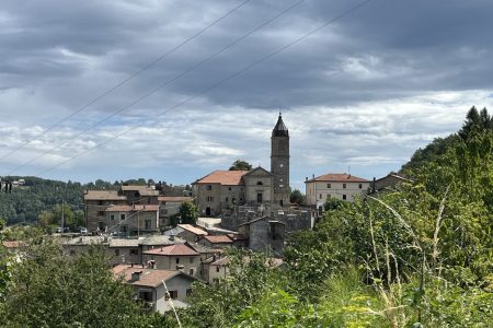 Qualto - veduta dalla strada.