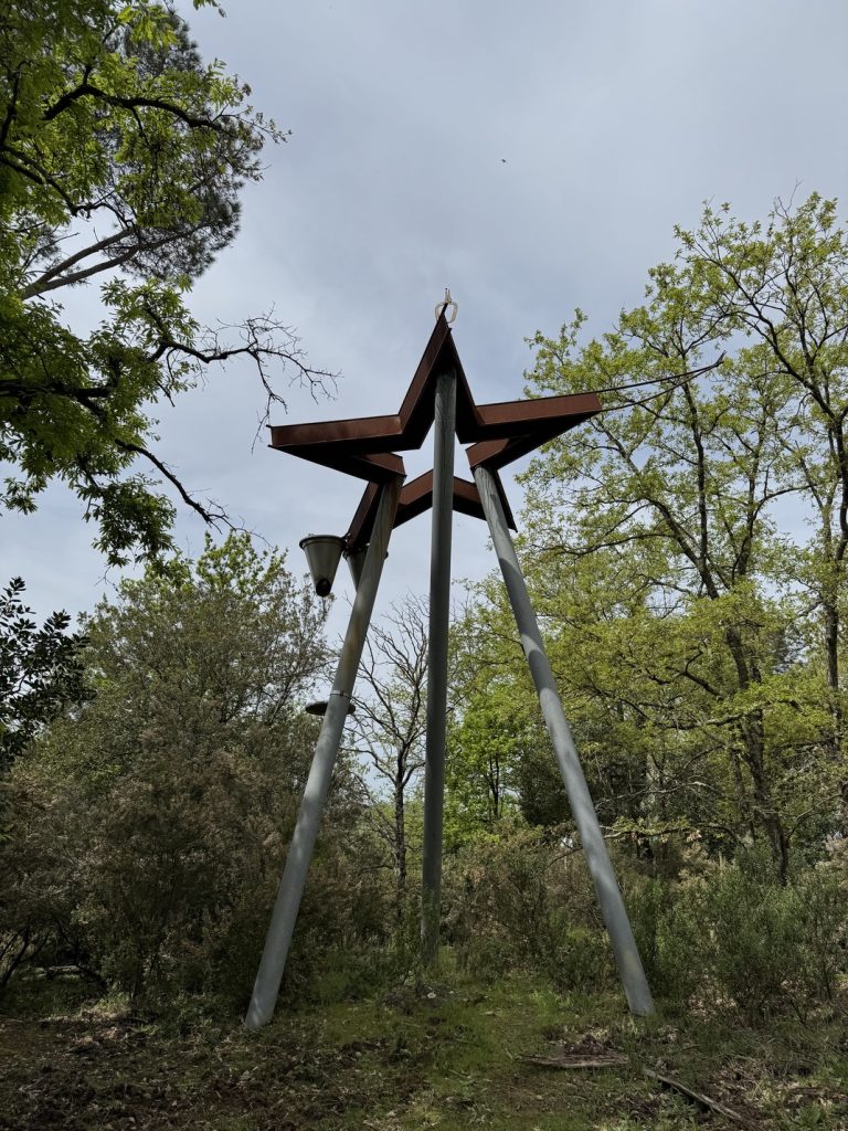 Parco di Poggio Valicaia - Fontana Arbitraria di Gilberto Zorio.