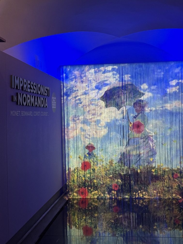 Mostra "Impressionisti in Normandia" a Firenze - proiezioni nel corridoio di ingresso.
