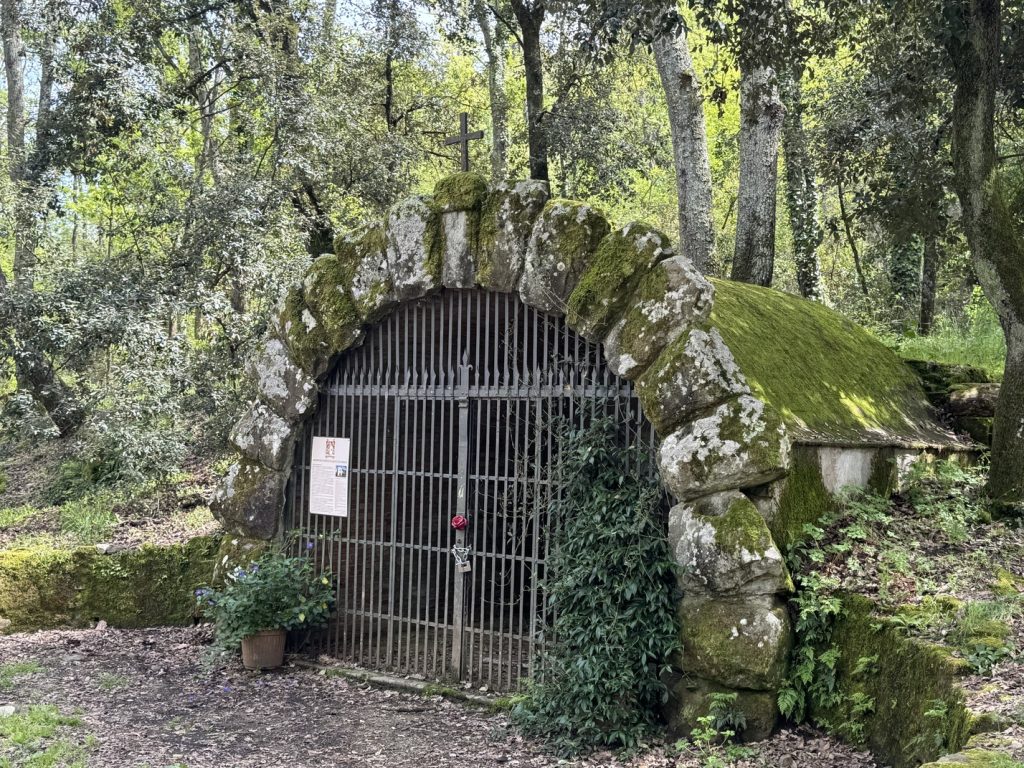 Poggio Valicaia - Grotta di San Zanobi.