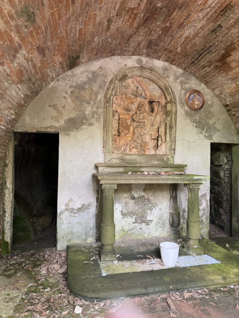 Poggio Valicaia - Grotta di San Zanobi.