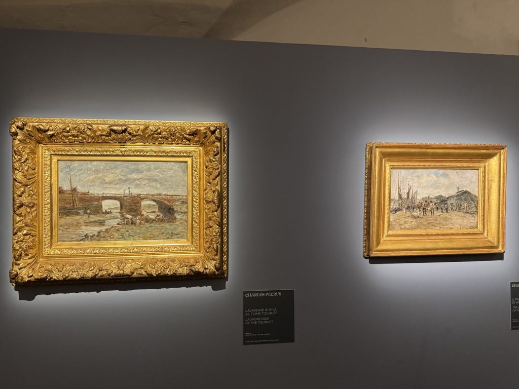 Mostra "Impressionisti in Normandia" a Firenze - Charles Pécrus, "Lavandaie in riva al fiume Touques", 1895 ca., Olio su tela - Charles Pécrus, "Il porto di Honfleur", 1873 ca., Olio su tavola, Caen, Coll. Association Peindre en Normandie.