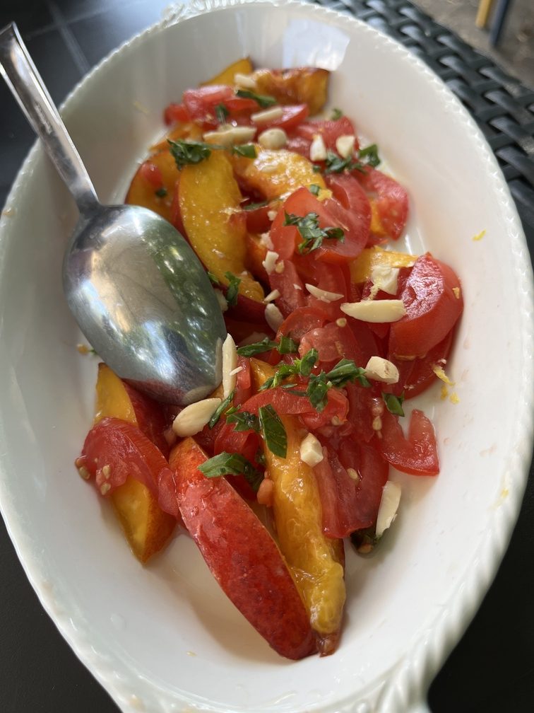 San Benedetto Val di Sambro – Il Molino Giovannino, insalata con pomodori, pesche e mandorle tostate, condita con olio emulsionato al limone.