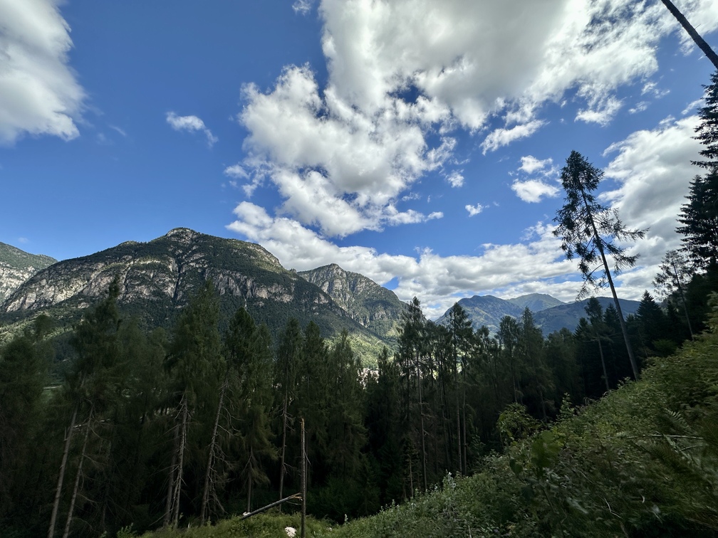 Escursione nel bosco di Zanolin - veduta su Cornacci lungo il sentiero n. 4 Busa Prima.