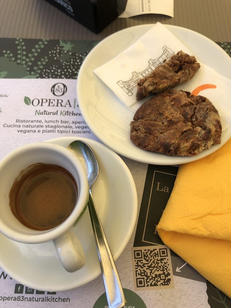 Opera 83 Natural Kitchen - caffè e biscotti senza glutine.