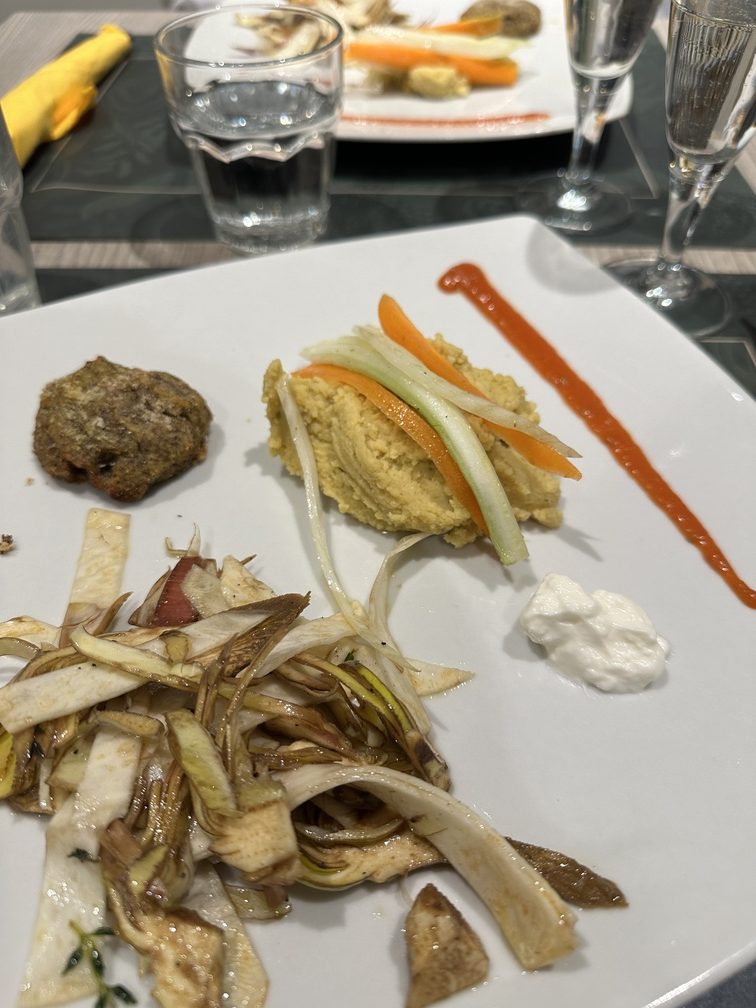 Opera 83 Natural Kitchen - antipasto con crudité di carciofi, sedano rapa e insalatina; una crocchetta di legumi e verdurine; hummus di ceci con verdure croccanti; salsa maionese vegana.
