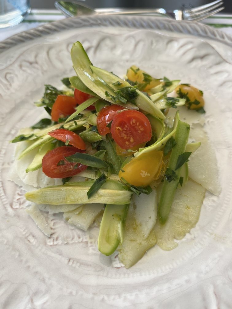 San Benedetto Val di Sambro – Il Molino Giovannino, antipasto di formaggio di capra ed erbe miste di campo, zucchine e pomodorini.