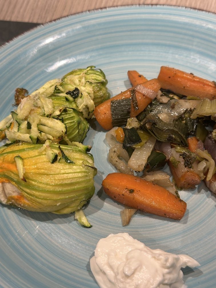 Opera 83 Natural Kitchen - fiori di zucca ripieni di ricotta di anacardi e zucchine, con un contorno di ratatouille di verdure.