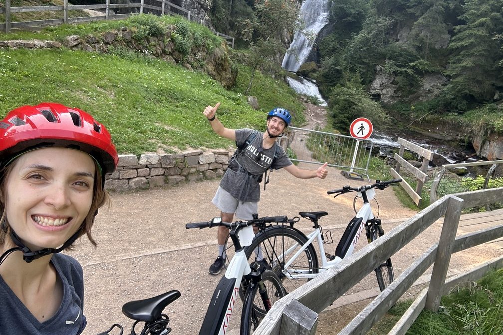 Pista ciclopedonale Fiemme e Fassa - Lorenzo e Federica alla Cascata di Cavalese.