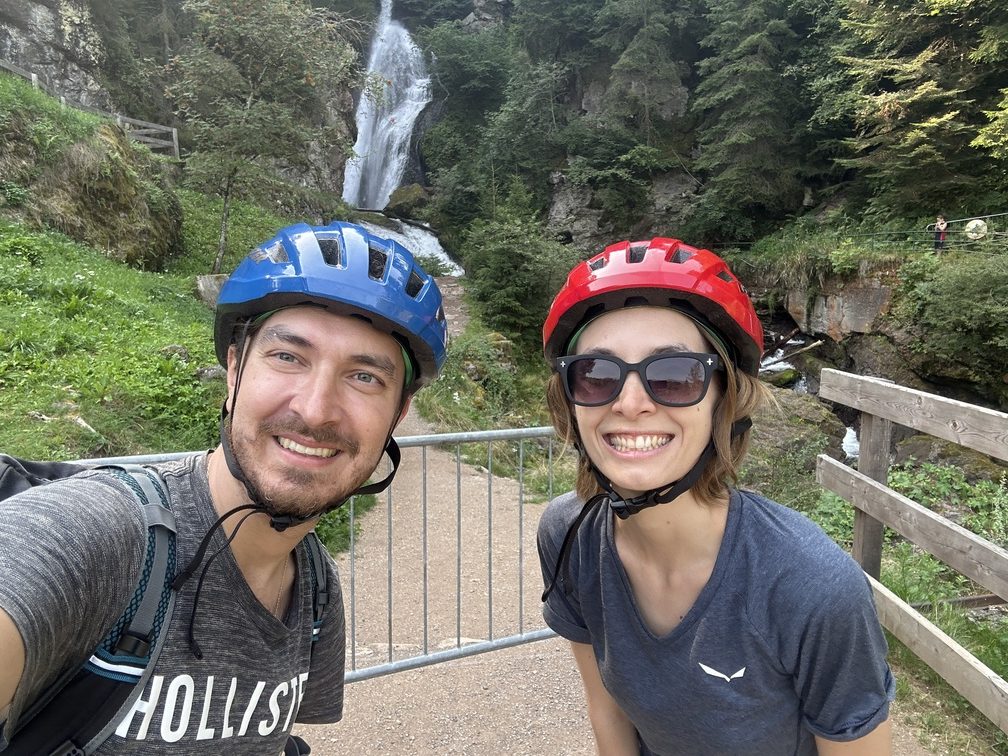 Pista ciclopedonale Fiemme e Fassa - Lorenzo e Federica alla Cascata di Cavalese.