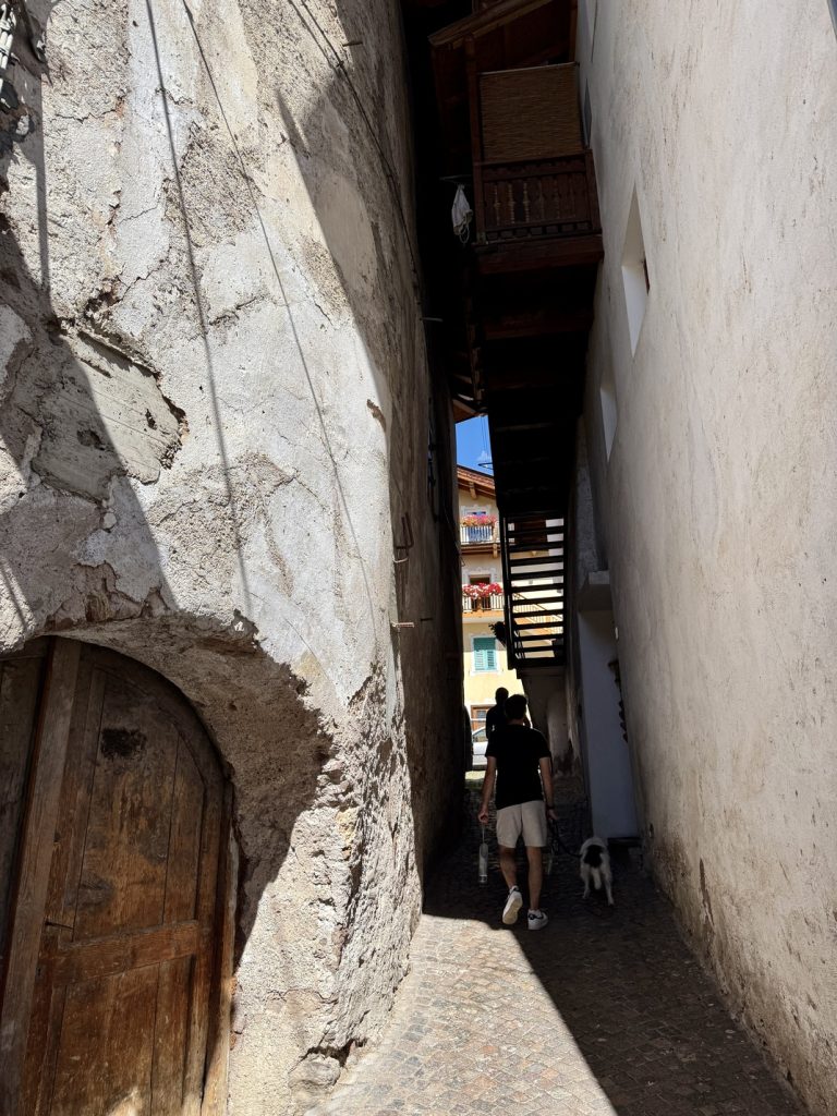 Carano, Ville di Fiemme - vicolo che si apre su via dei Portici.
