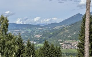 Escursione da Zanolin a Belvedere - panorama su Panchià (più vicino), Tesero, Daiano, Monte Cugola e (a sinistra) Cavalese e Carano.