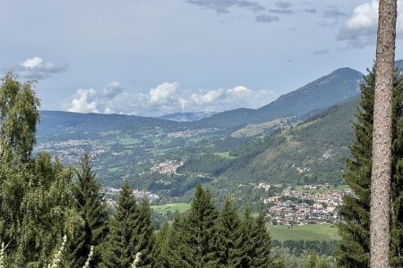Escursione da Zanolin a Belvedere - panorama su Panchià (più vicino), Tesero, Daiano, Monte Cugola e (a sinistra) Cavalese e Carano.