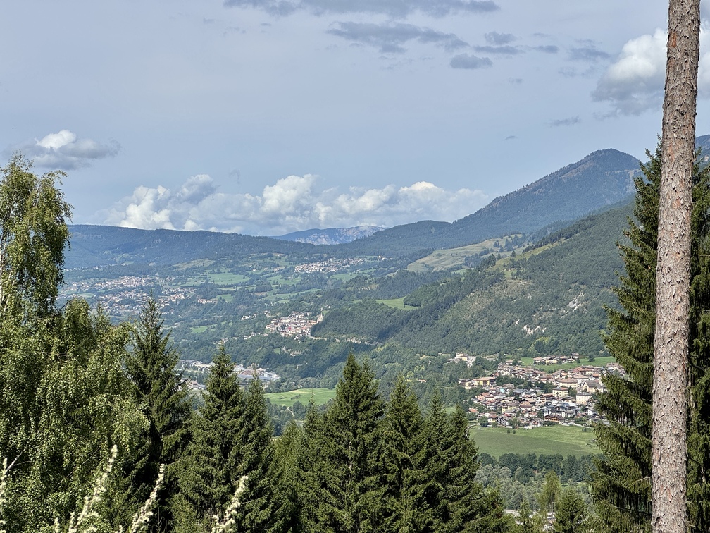 Escursione da Zanolin a Belvedere - panorama su Panchià (più vicino), Tesero, Daiano, Monte Cugola e (a sinistra) Cavalese e Carano.