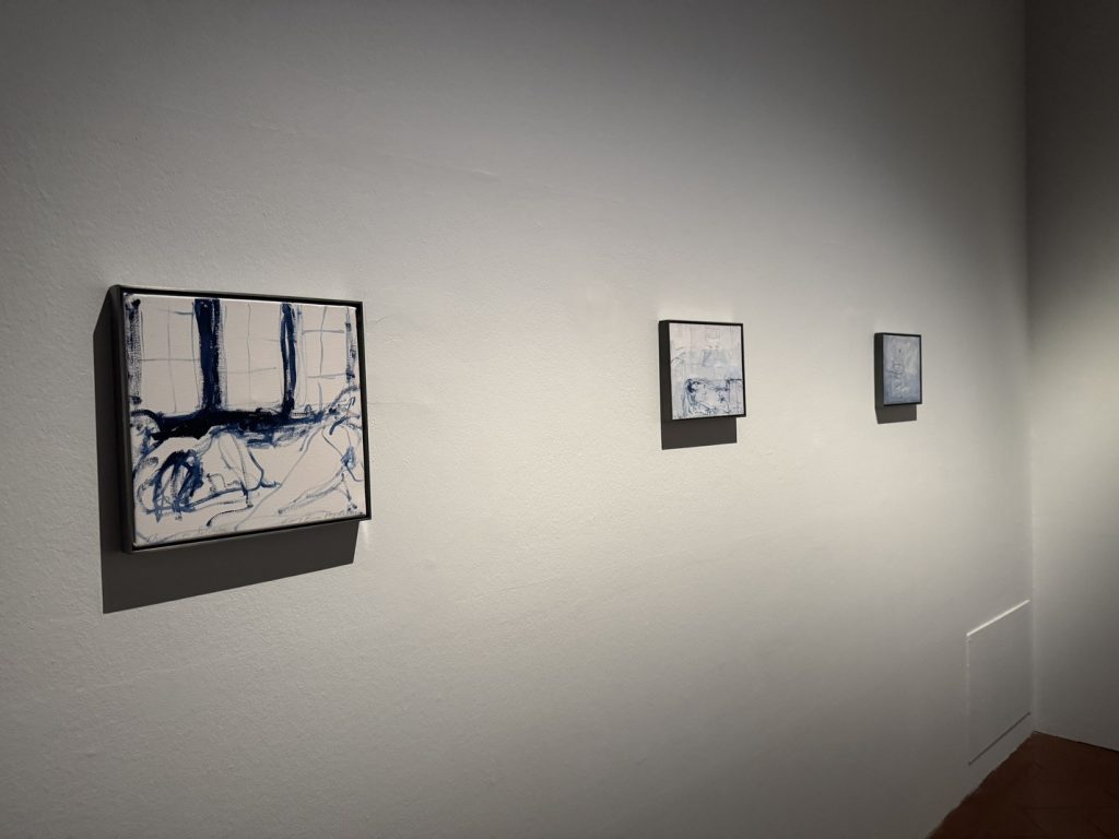 Mostra "Tracey Emin. Sex and Solitude" - "Thriving on Solitude (Prosperare nella solitudine)", 
2020, 
acrilico su tela, 
JHA Collection - "5 Hours Long - With you in my mind (Per 5 ore - Con te nella mia mente)", 
2020, 
acrilico su tela, 
Collection of Michelle - My Mums Ashes - "In The Ashes Room (Le ceneri di mia mamma - Nella stanza delle ceneri)", 
2020, 
acrilico su tela, 
Courtesy of the Artist and White Cube.