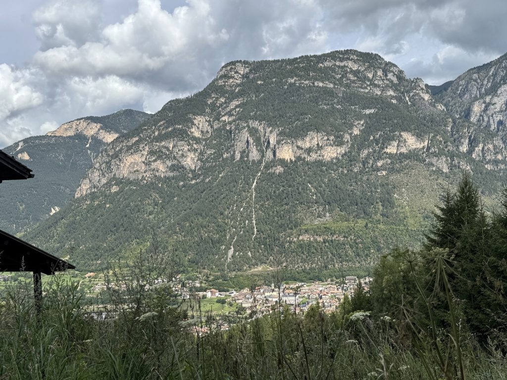 Escursione da Zanolin a Belvedere - panorama su Ziano e, dietro, Cornacci.