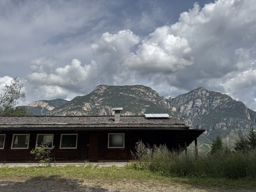 Escursione da Zanolin a Belvedere - resti della baita in legno a Belvedere.
