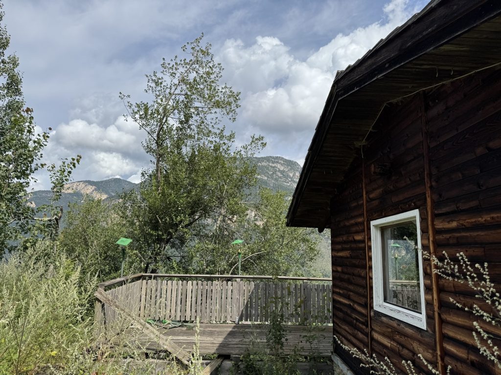 Escursione da Zanolin a Belvedere - resti della baita del Belvedere e della sua terrazza panoramica.