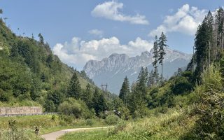 Pista ciclopedonale Fiemme e Fassa - verso la Val di Fassa, veduta dei monti che separano il Passo San Pellegrino.