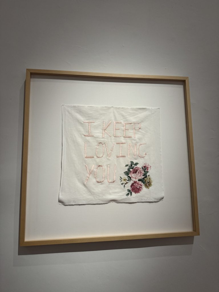 Mostra "Tracey Emin. Sex and Solitude" - "Always You (Sempre tu)", 2009, appliqué su cotone ricamato, Collezione privata.