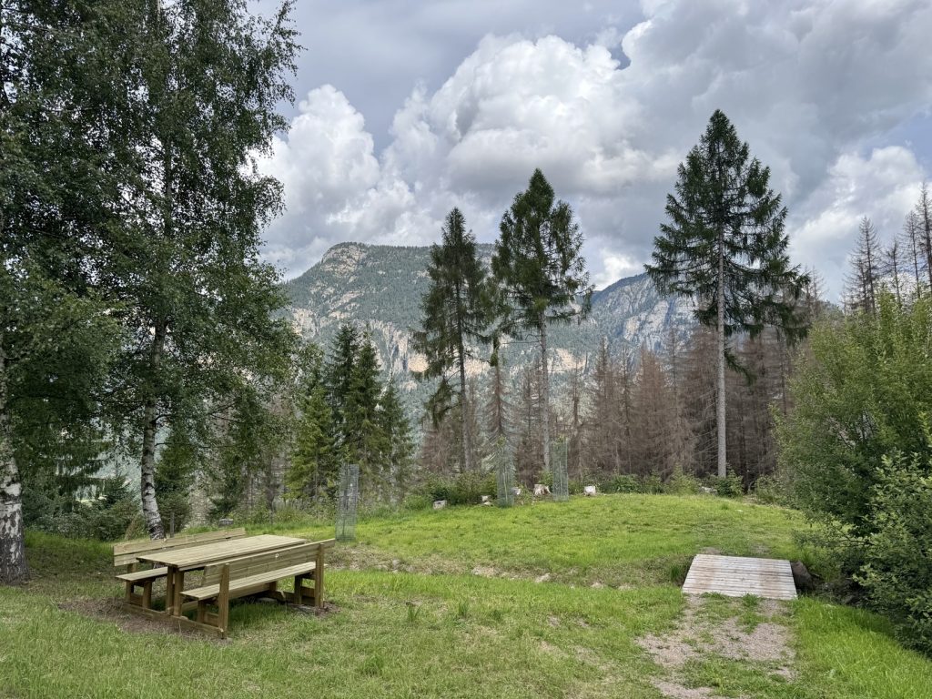 Escursione da Zanolin a Belvedere - area picnic e ponticello presso il laghetto.