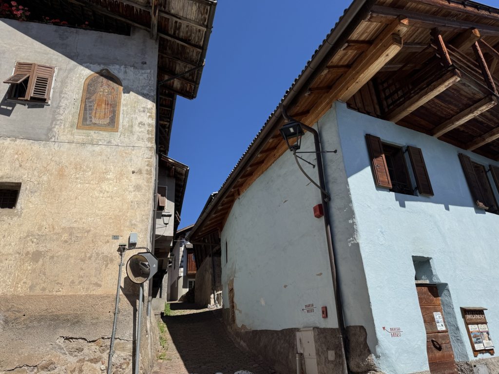Carano, Ville di Fiemme - affresco di San Lorenzo e Museo Casa Begna.