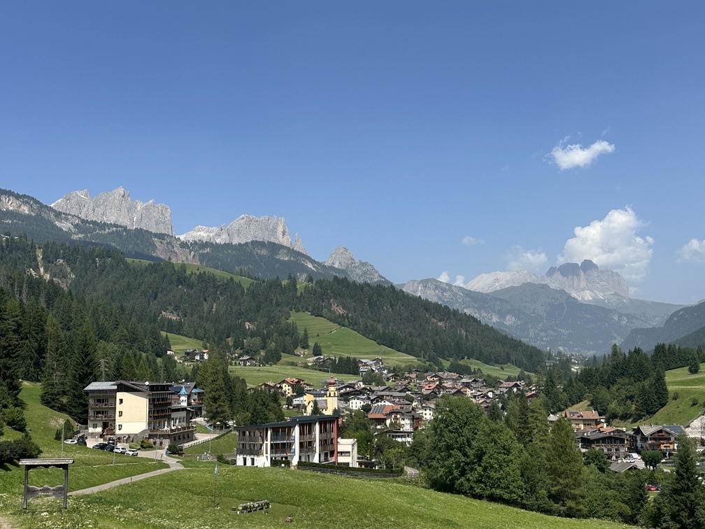 Pista ciclopedonale Fiemme e Fassa - veduta su Soraga con cime del Catinaccio e gruppo Sella.