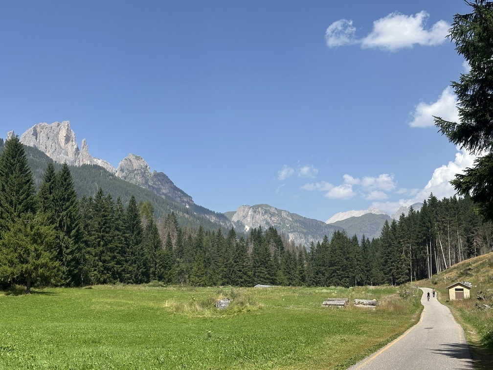 Pista ciclopedonale Fiemme e Fassa - verso Vigo di Fassa, con cime del Catinaccio.