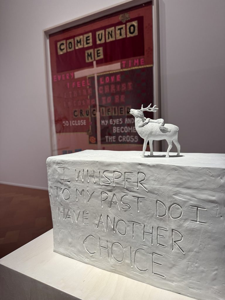 Mostra "Tracey Emin. Sex and Solitude" - "I whisper to my past do / I have another choice (Sussurro al mio passato: ho forse un'altra scelta?)", 
2013, 
bronzo con patina bianca, 
Courtesy of the Artist and White Cube - "Automatic Orgasm (Orgasmo automatico)", 
2001, 
coperta con appliqué, 
Frank Gallipoli.