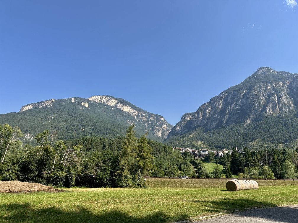 Pista ciclopedonale Fiemme e Fassa - veduta su Tesero e Monte Cornon.