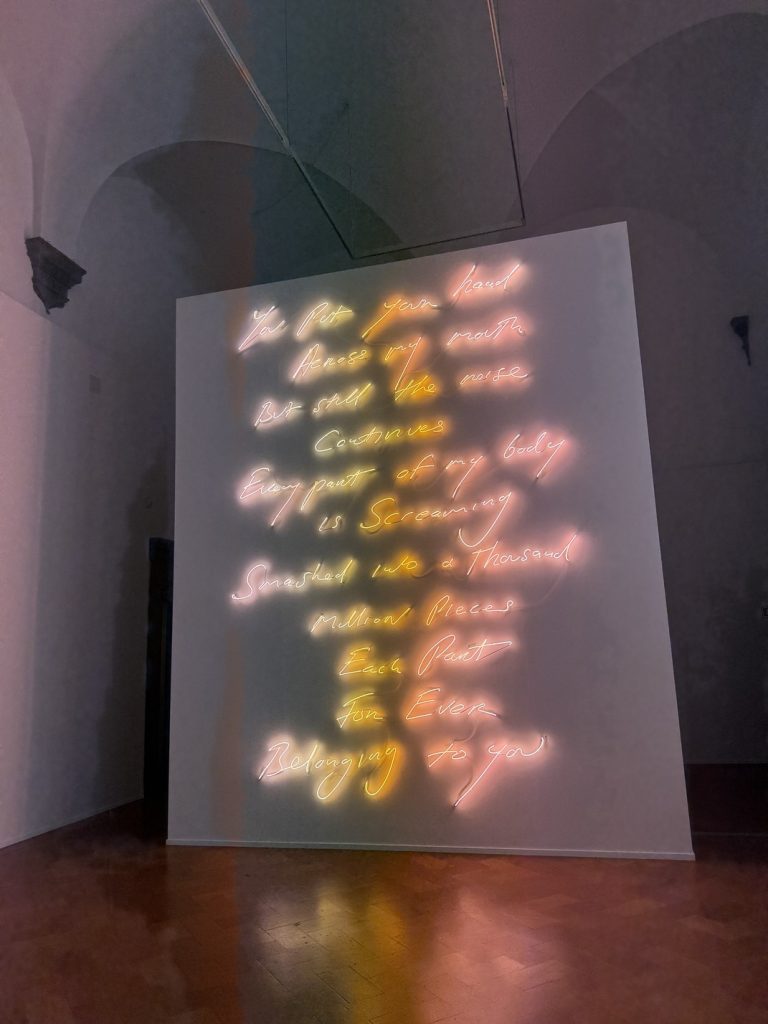 Mostra "Tracey Emin. Sex and Solitude" - "Love Poem for CF (Poesia d'amore per CF)", 2007, neon, Courtesy of the Artist and White Cube.