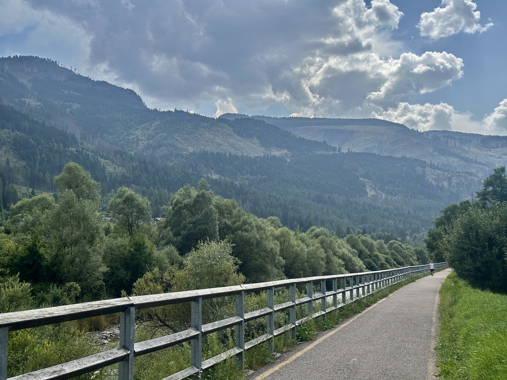 Pista ciclabile in Val di Fiemme con veduta sulla catena Lagorai.