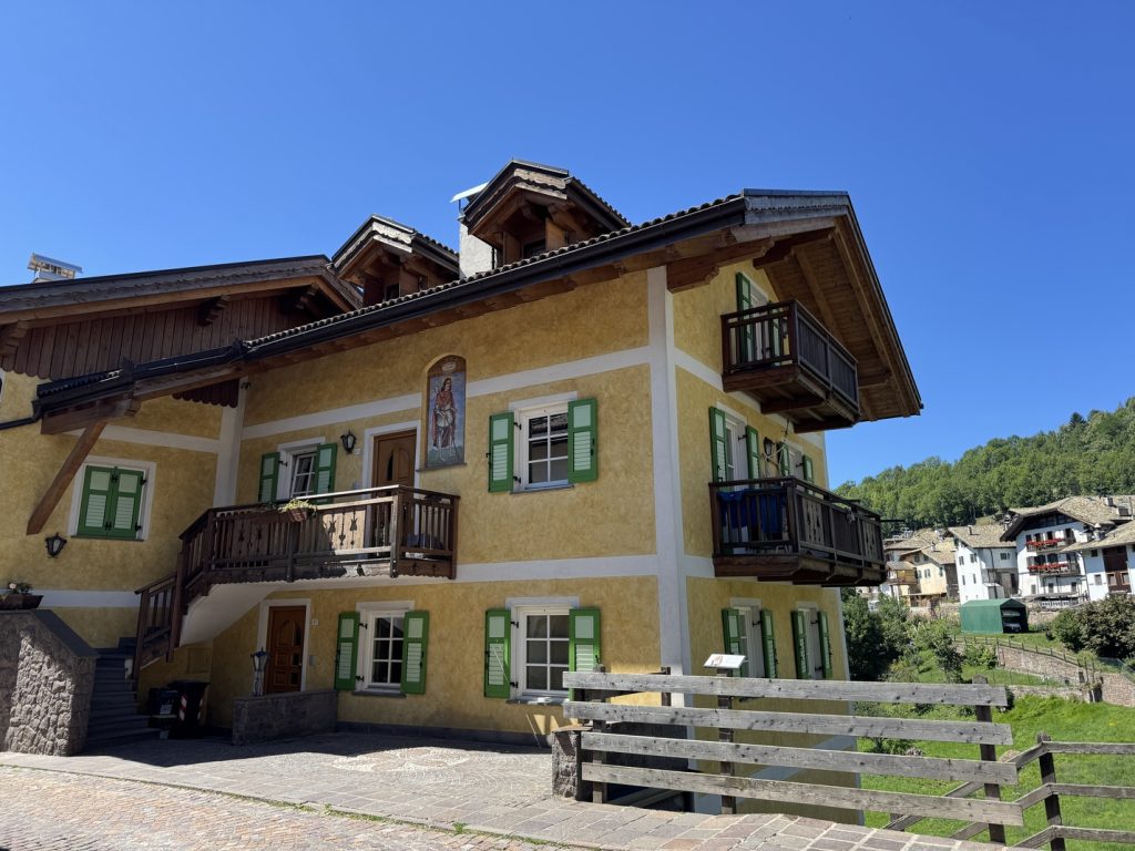 Carano, Ville di Fiemme - abitazione con affresco di Sant'Espedito di Camillo Rasmo.