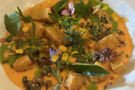 El Molin Winebar&bistrot di Cavalese - gazpacho di pomodoro, prugna con panissa di ceci e tartare di verdure.