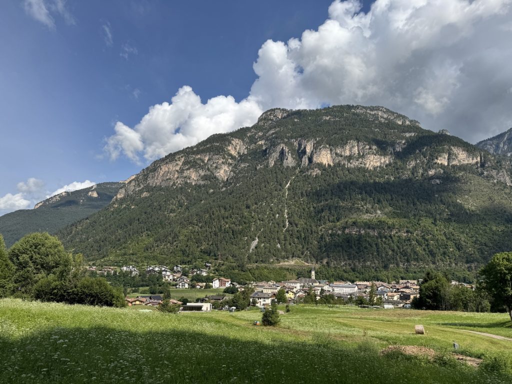 Escursione da Zanolin a Belvedere - veduta di Ziano e, dietro, Monte Cornon o Cornacci.