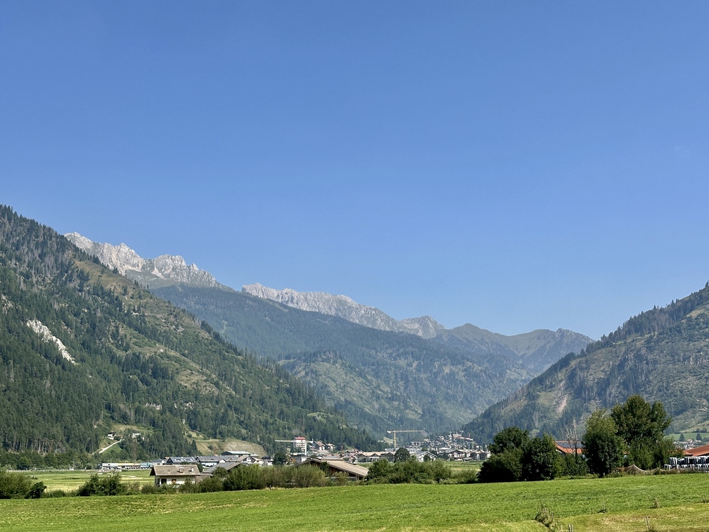 Pista ciclopedonale Fiemme e Fassa - veduta di Predazzo con Latemar.