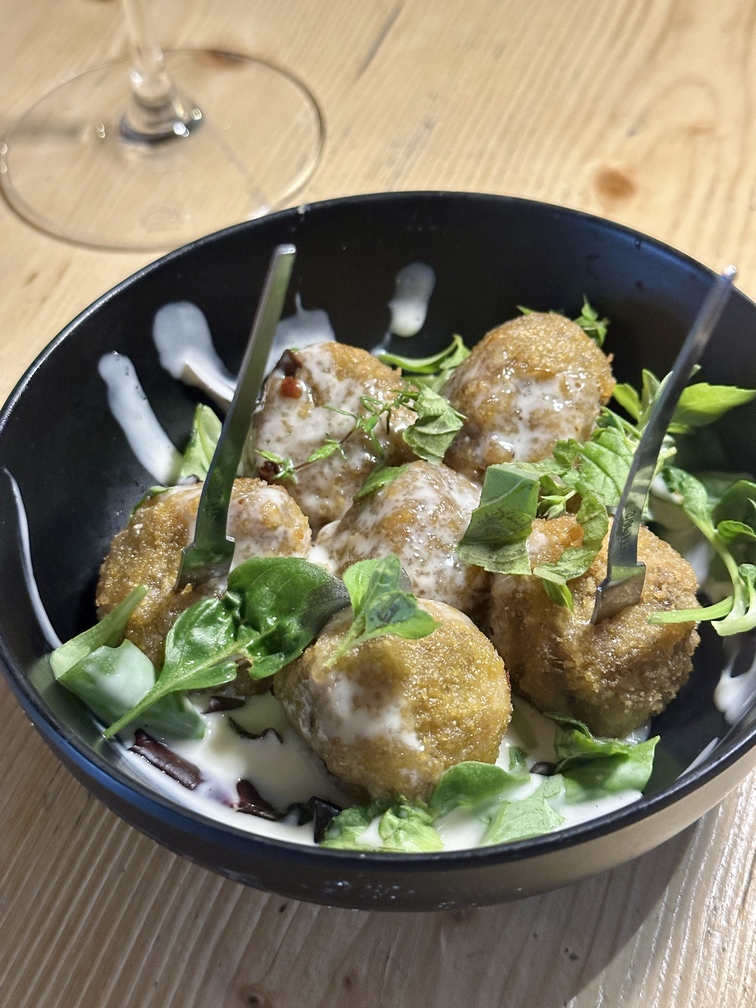 El Molin Winebar&bistrot di Cavalese - crocchette di melanzane con scamorza affumicata e menta (senza glutine).
