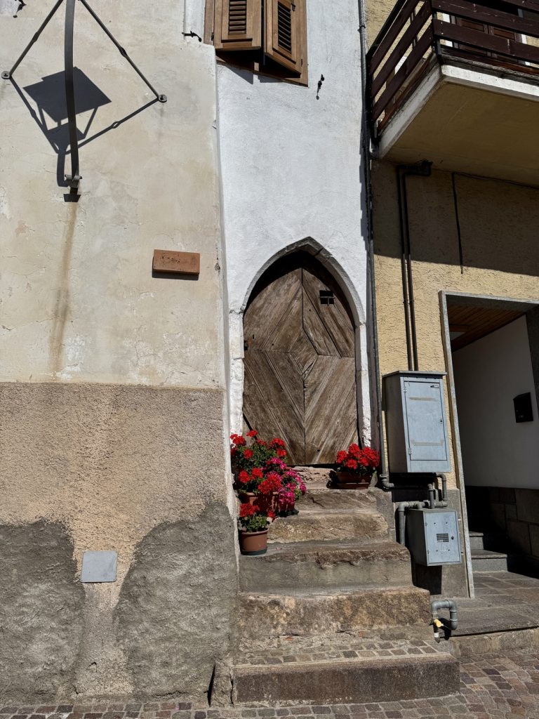 Carano, Ville di Fiemme - portone con struttura cinquecentesca.
