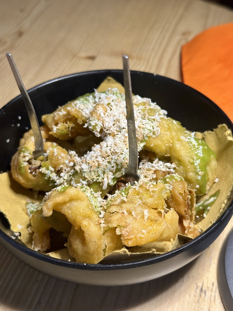 El Molin Winebar&bistrot di Cavalese - fiori di zucchina pastellati con ricotta stagionata.