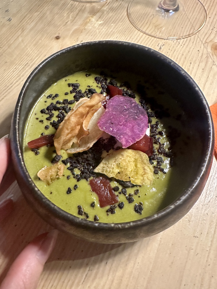 El Molin Winebar&bistrot di Cavalese - gazpacho tiepido di zucchina bombetta, basilico e limone, con ricotta vegetale e chips di verdure.