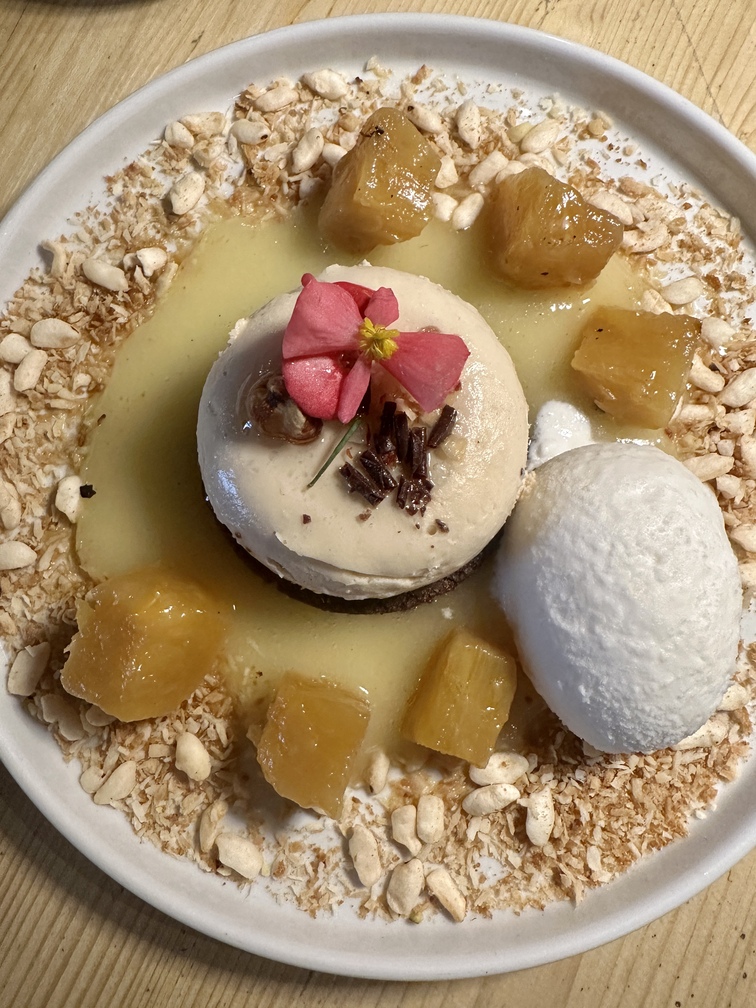 El Molin Winebar&bistrot di Cavalese - Entremets di Nocciola con Coulis d'Ananas in più consistenze, Yuzu e Cardamomo, Gelato al Cocco e Riso.