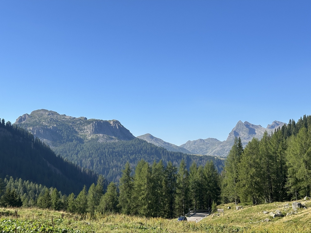 Anello al Lago Juribrutto - partenza con vista su Monte Castellazzo e sulla fine della catena del Lagorai.