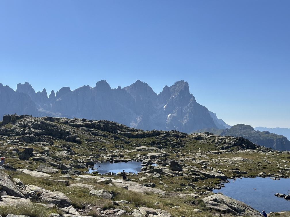 Anello al Lago Juribrutto - sentiero n. 631 in discesa, specchi d'acqua e veduta sulle Pale di San Martino.