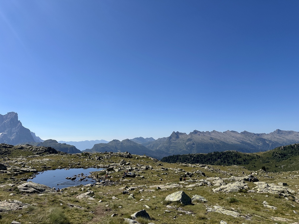 Anello al Lago Juribrutto - sentiero n. 631 in discesa, specchi d'acqua e veduta sulle Pale di San Martino e sulla catena del Lagorai.