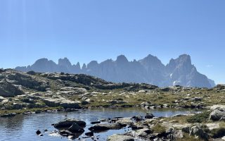 Anello al Lago Juribrutto - sentiero n. 631 in discesa, specchi d'acqua e veduta sulle Pale di San Martino.