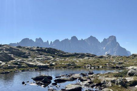 Anello al Lago Juribrutto - sentiero n. 631 in discesa, specchi d'acqua e veduta sulle Pale di San Martino.